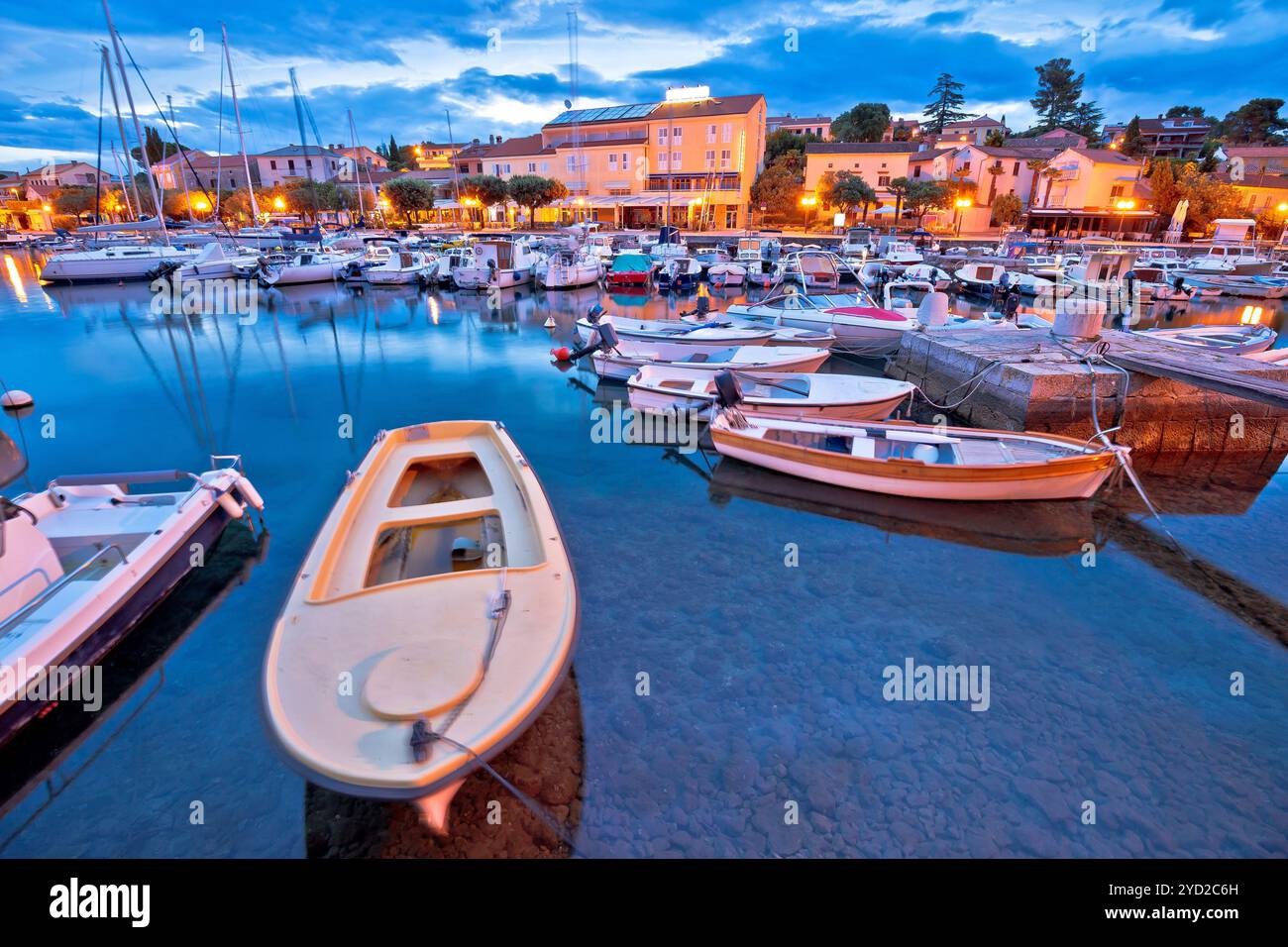 Krk. Vista sul lungomare della città di Malinska e sul porto all'alba Foto Stock