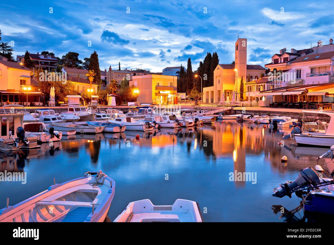 Krk. Vista sul lungomare della città di Malinska e sul porto all'alba Foto Stock