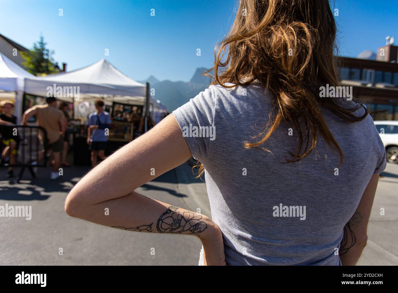 Gente al mercato agricolo locale Foto Stock