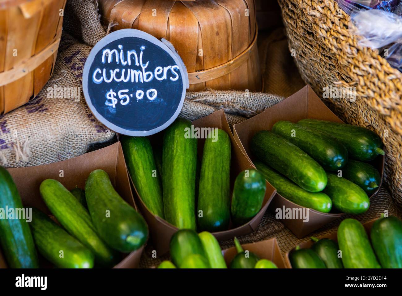 Cibo biologico al mercato agricolo all'aperto Foto Stock