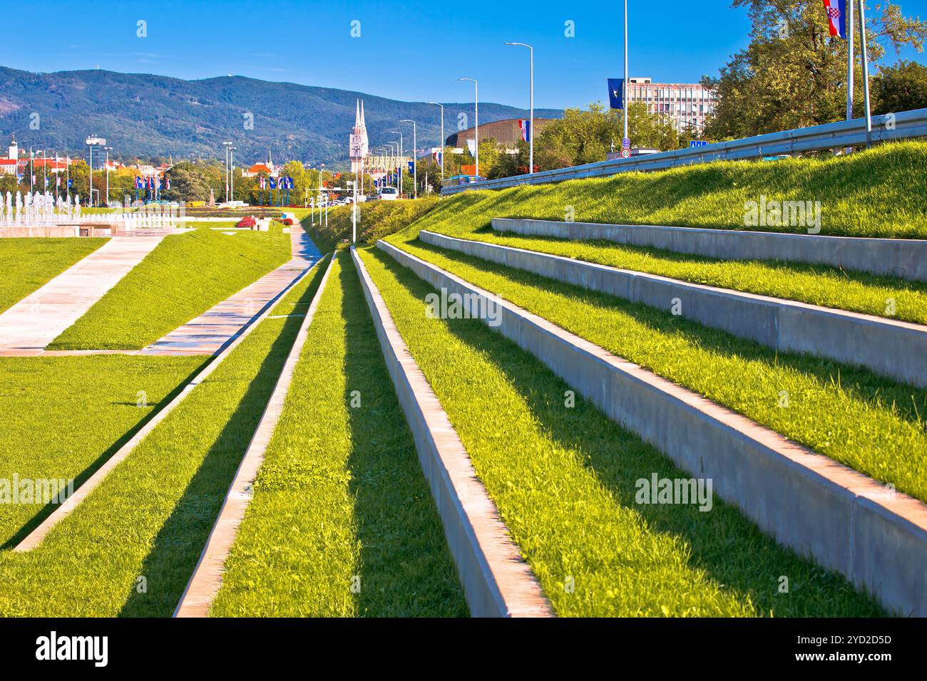 Fontane prato quadrato e paesaggio urbano nella capitale di Zagabria Foto Stock