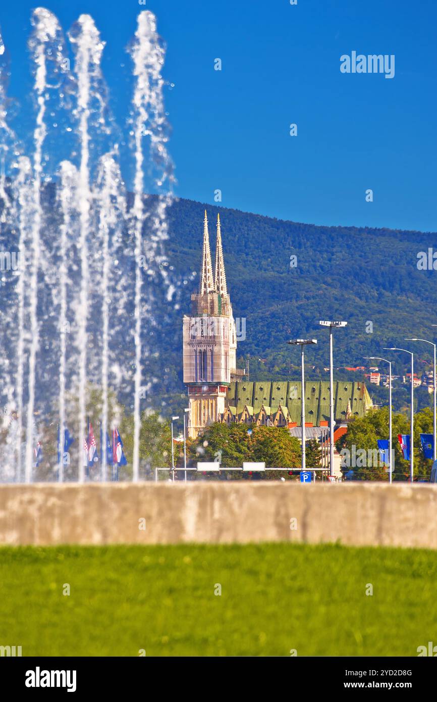 Vista verticale della piazza delle fontane e della cattedrale nella capitale di Zagabria Foto Stock
