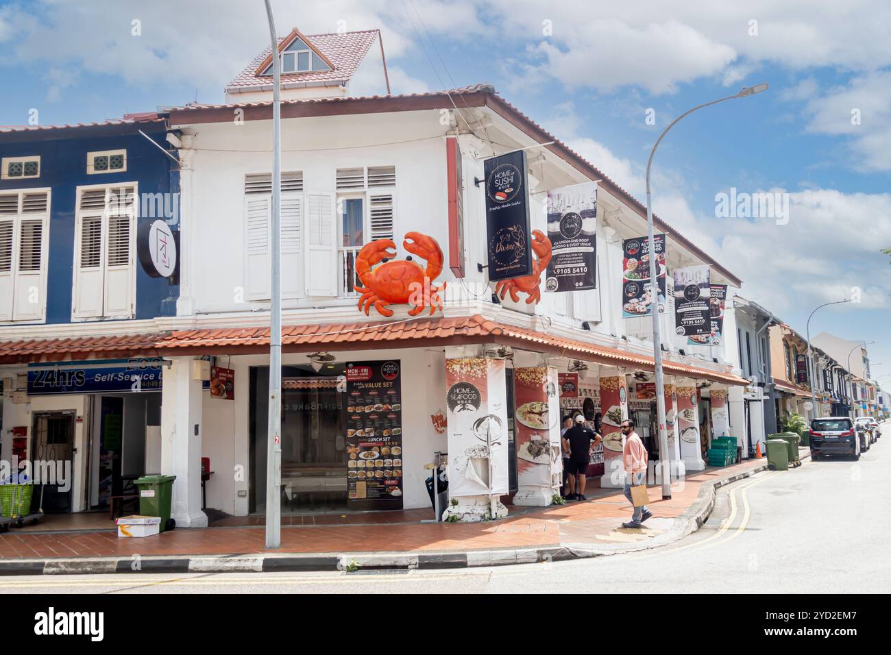 Casa di un ristorante di sushi in Joo Chiat Road nel quartiere di Joo Chiat e un'area residenziale di conservazione a Singapore Foto Stock