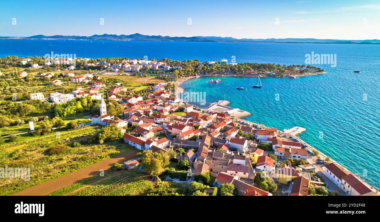 Vista panoramica aerea della costa della località turistica di Petrcane Foto Stock