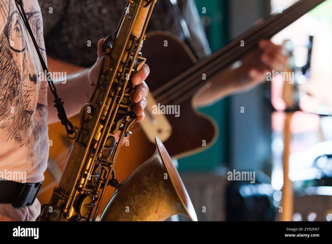 Il sassofonista tenore sta suonando un assolo jazz Foto Stock