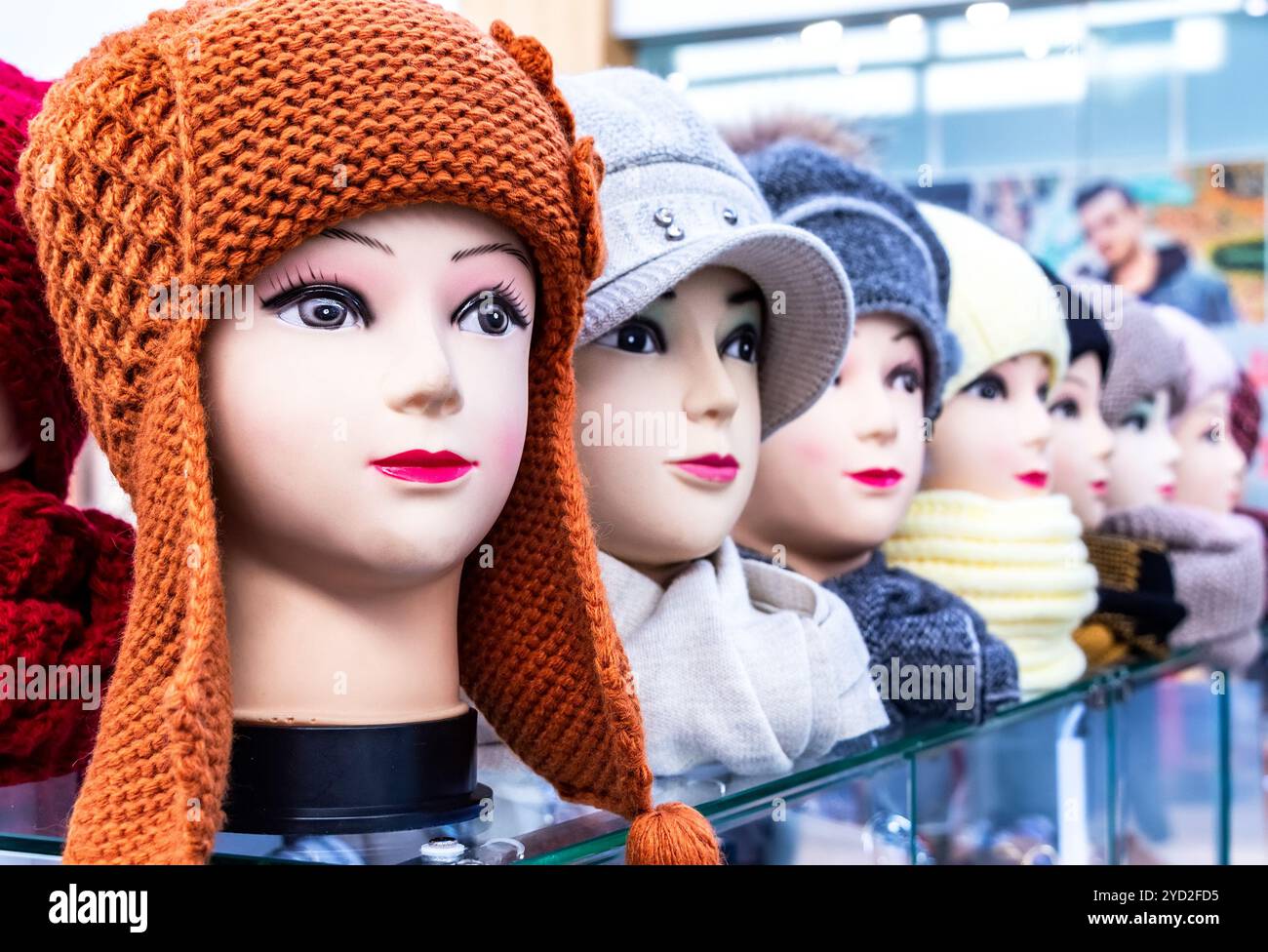 Mannequins teste femminili in cappelli e sciarpe close up. Maglia di lana cappelli e sciarpe. Copricapo femminile Foto Stock