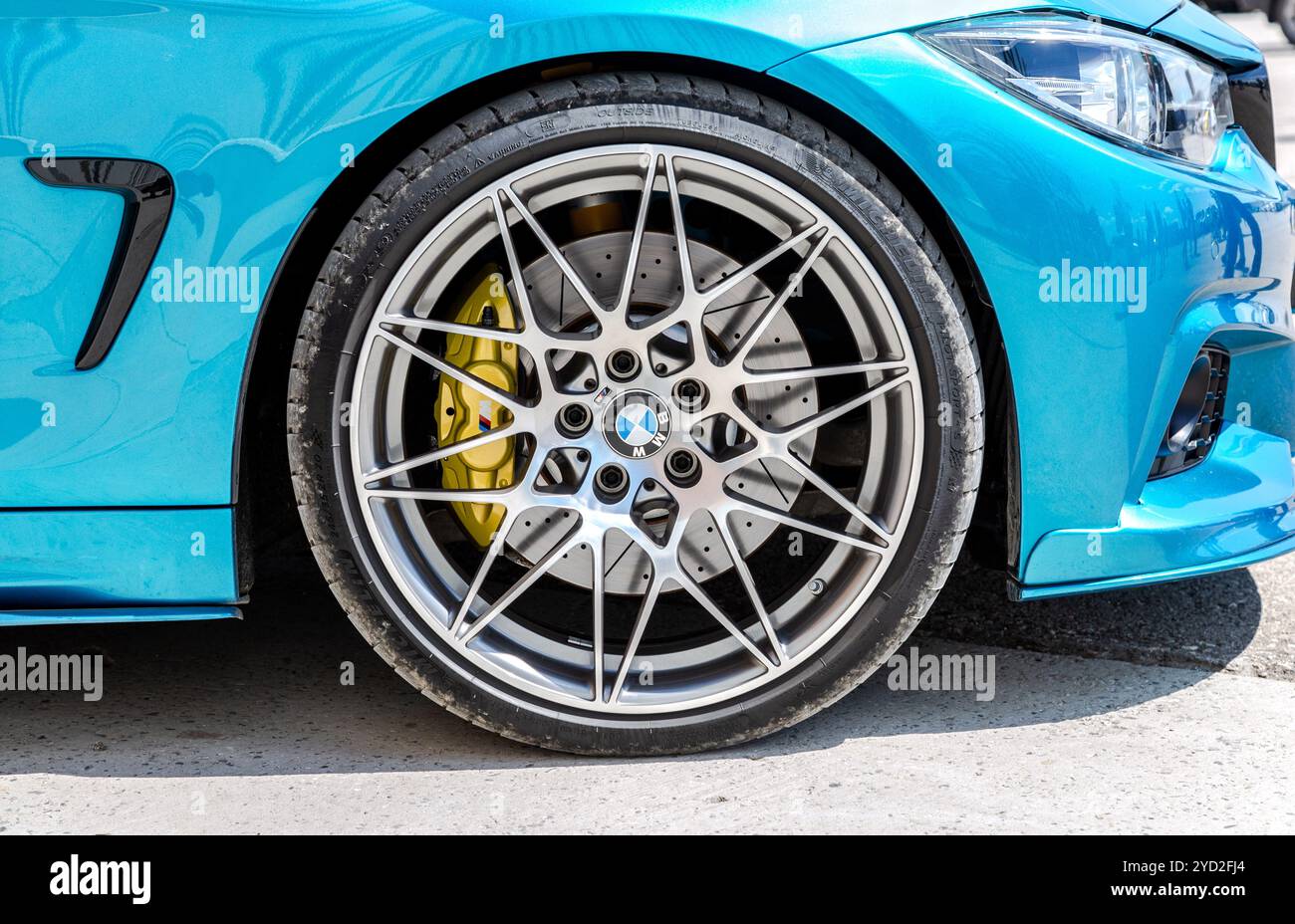 Ruota BMW con pneumatico Michelin tubeless a profilo basso Foto Stock