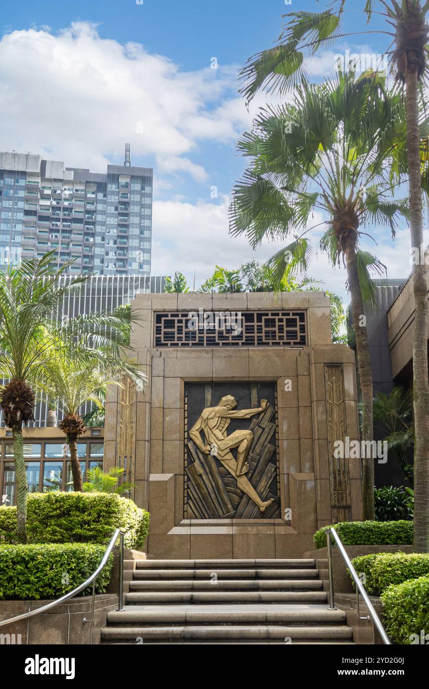 Scultura in bassorilievo art deco, Parkview Square Singapore Foto Stock