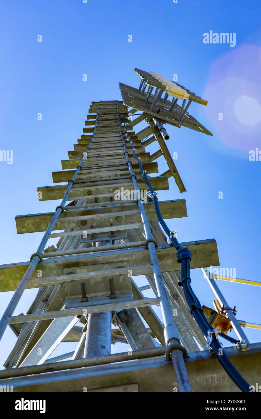 Stazione base cellulare contro il cielo blu Foto Stock