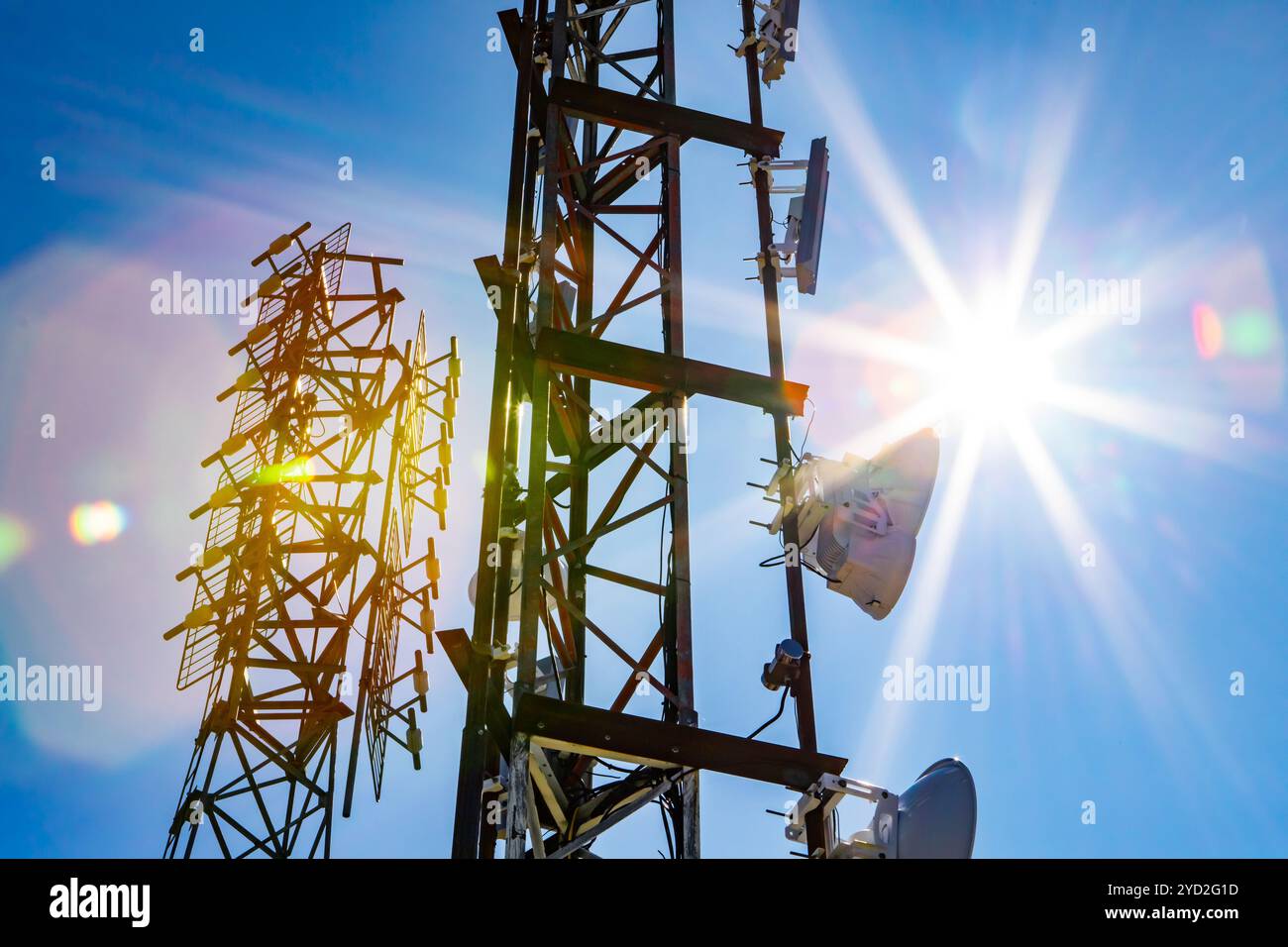 Stazione base cellulare contro il cielo blu Foto Stock