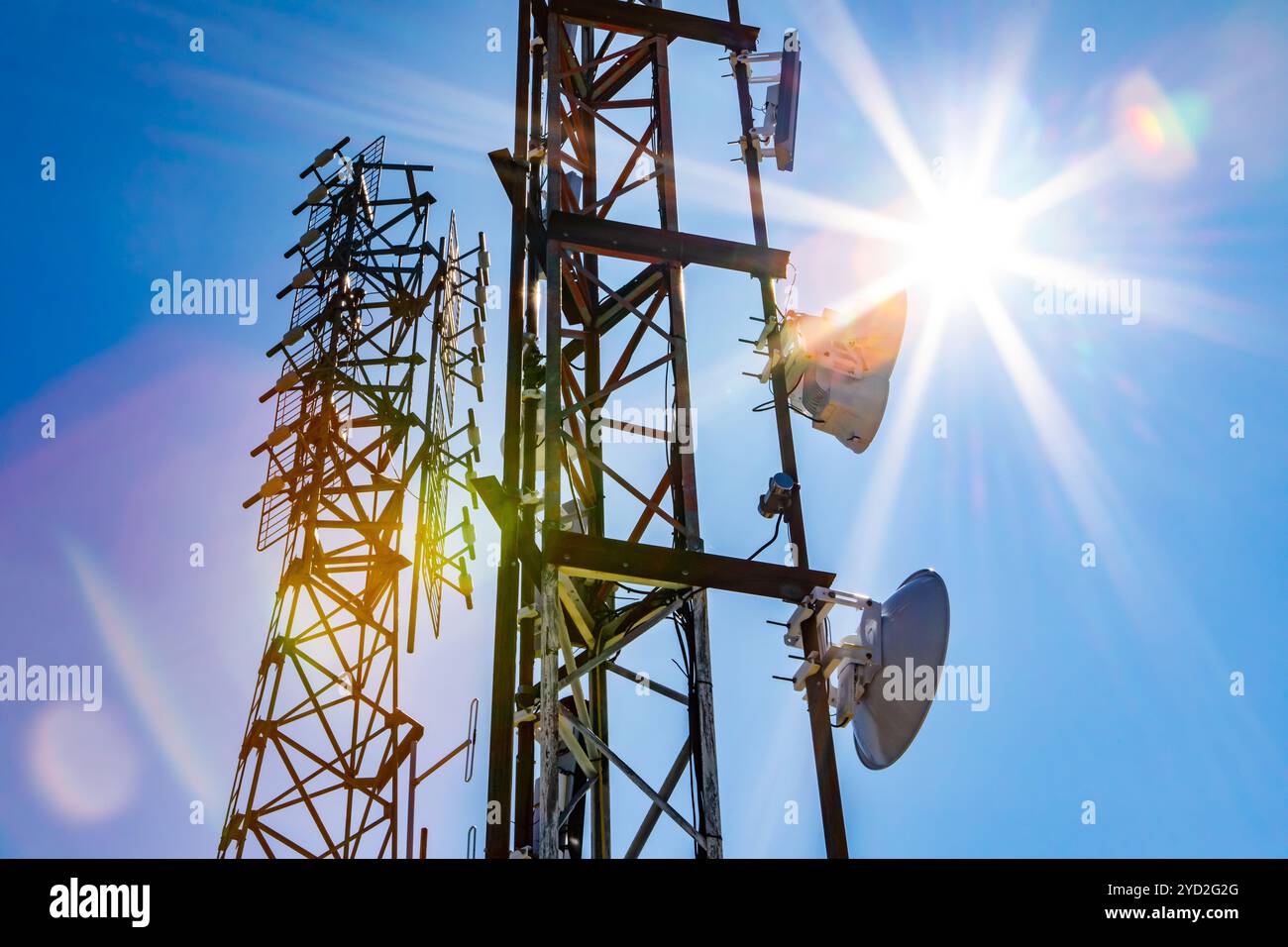 Stazione base cellulare contro il cielo blu Foto Stock