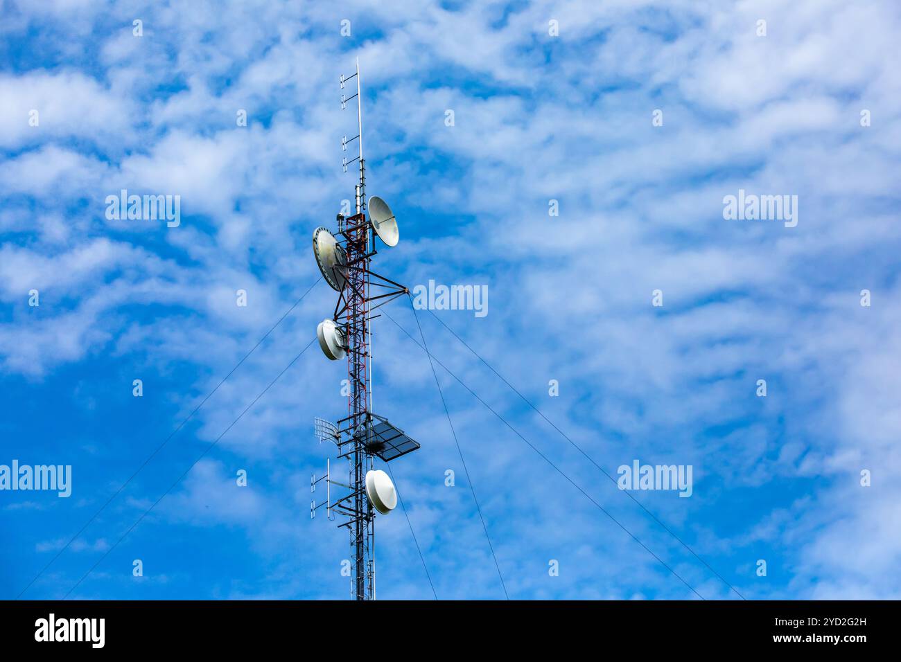 Stazione base cellulare contro il cielo blu Foto Stock