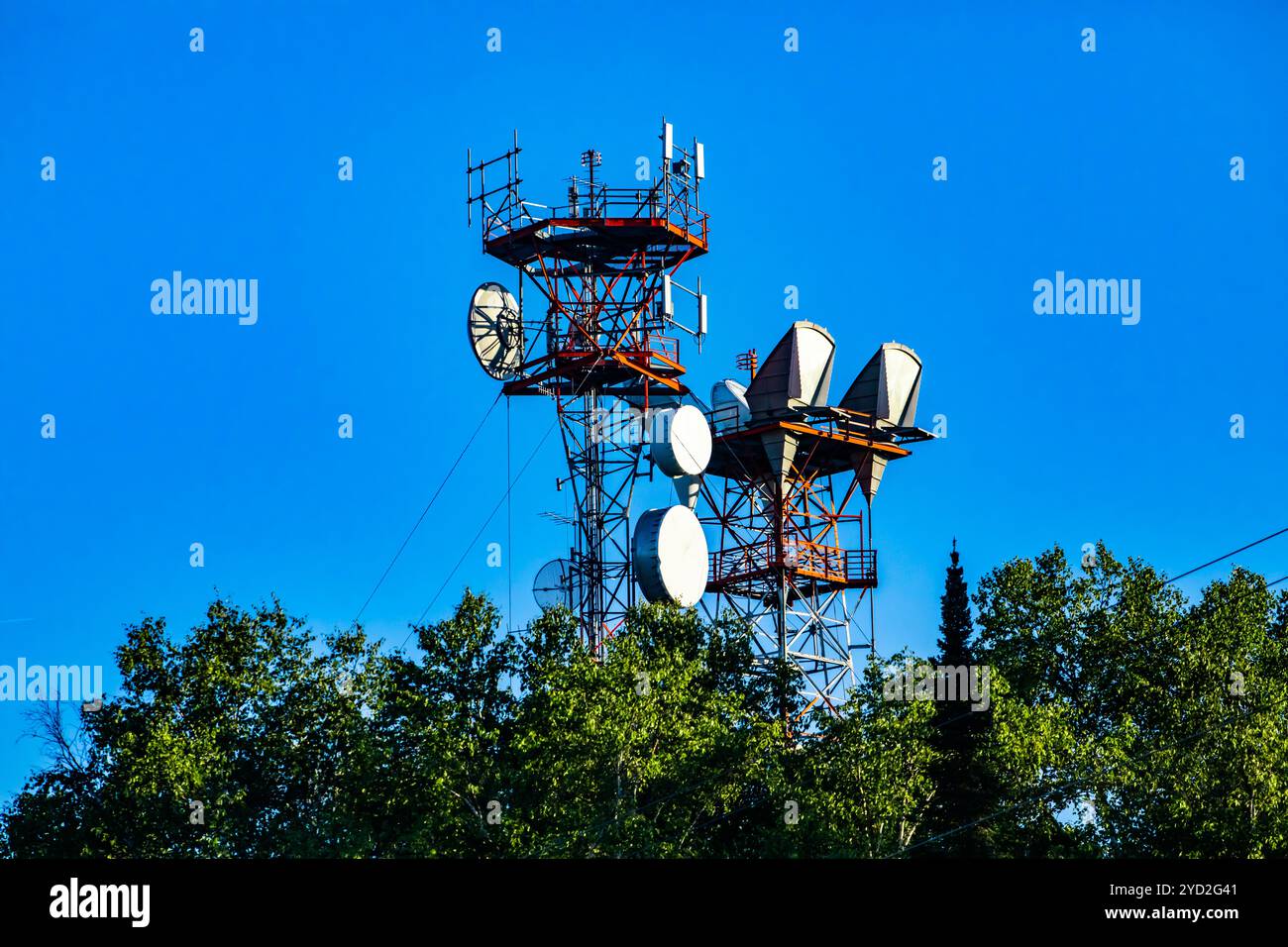Stazione base cellulare contro il cielo blu Foto Stock