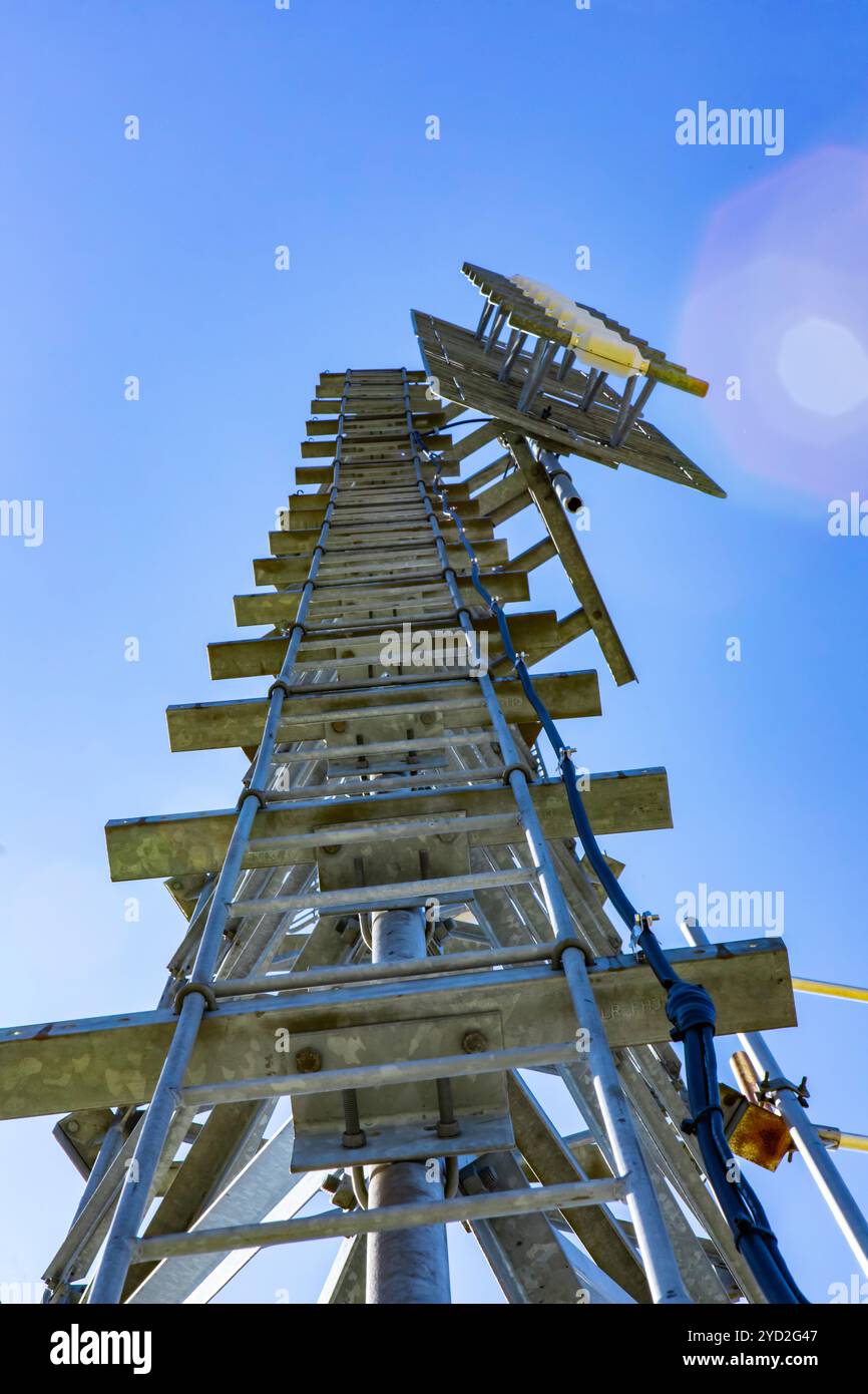 Stazione base cellulare contro il cielo blu Foto Stock