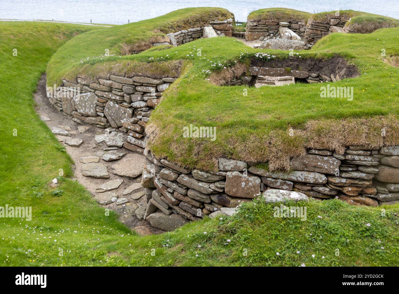 Vista panoramica di Skara Brae, un villaggio neolitico ben conservato risalente a 5.000 anni fa, sull'isola continentale delle Orcadi, nel nord della Scozia Foto Stock