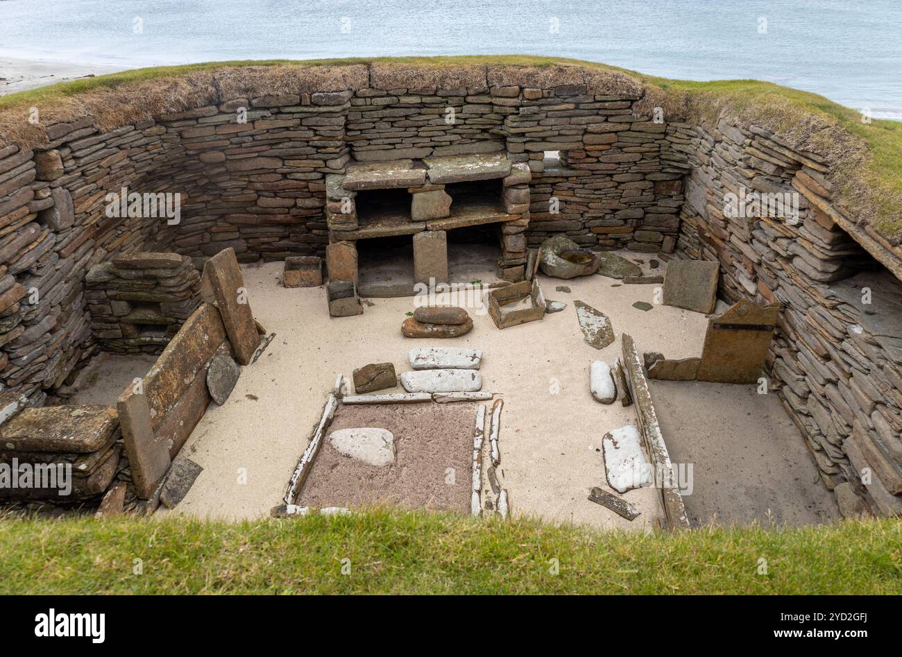 Vista ravvicinata di un'antica dimora a Skara Brae, un villaggio neolitico risalente a 5.000 anni fa conservato sull'isola continentale delle Orcadi in Scozia Foto Stock