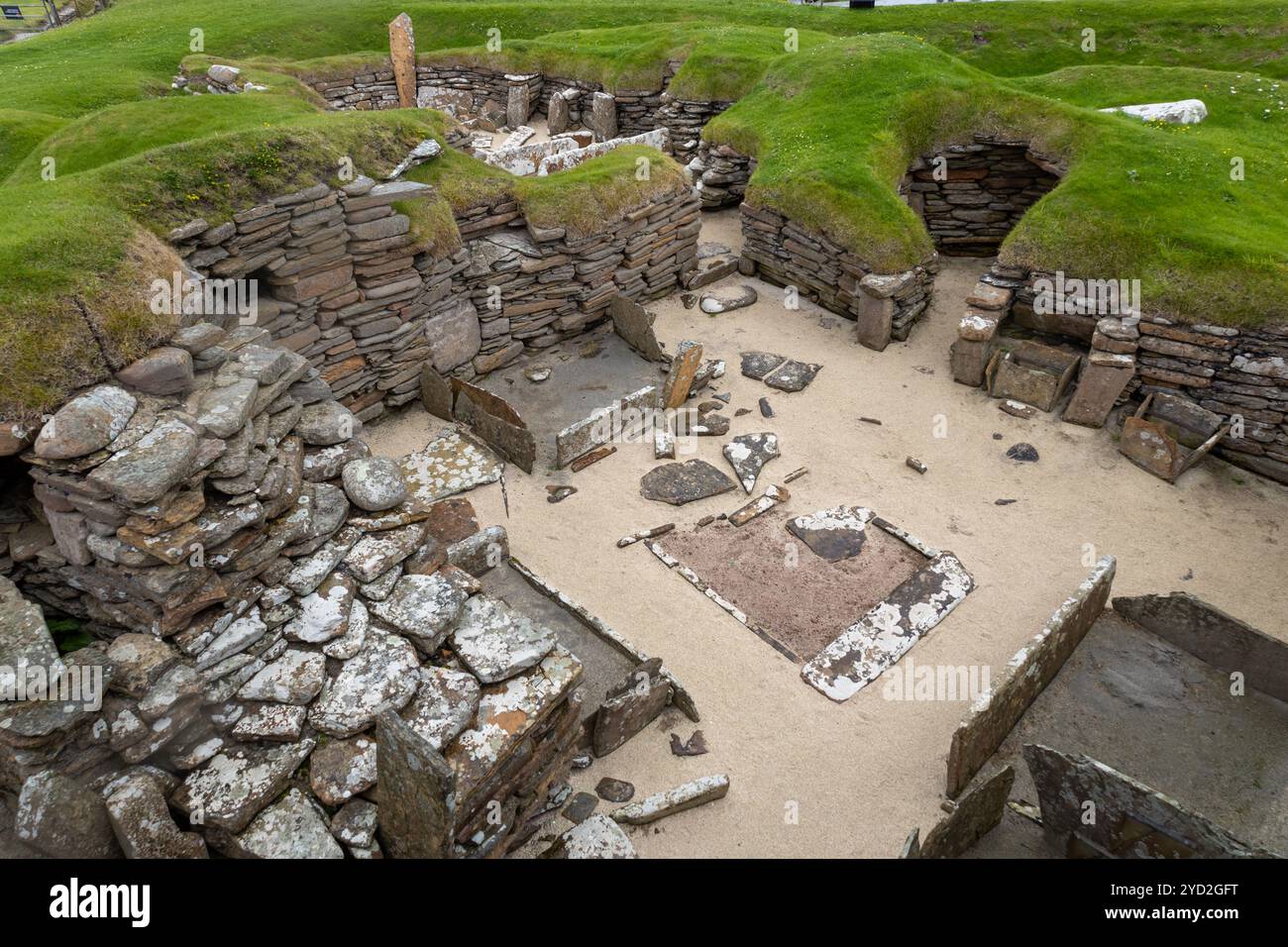 Vista ravvicinata di un'antica dimora a Skara Brae, un villaggio neolitico risalente a 5.000 anni fa conservato sull'isola continentale delle Orcadi in Scozia Foto Stock