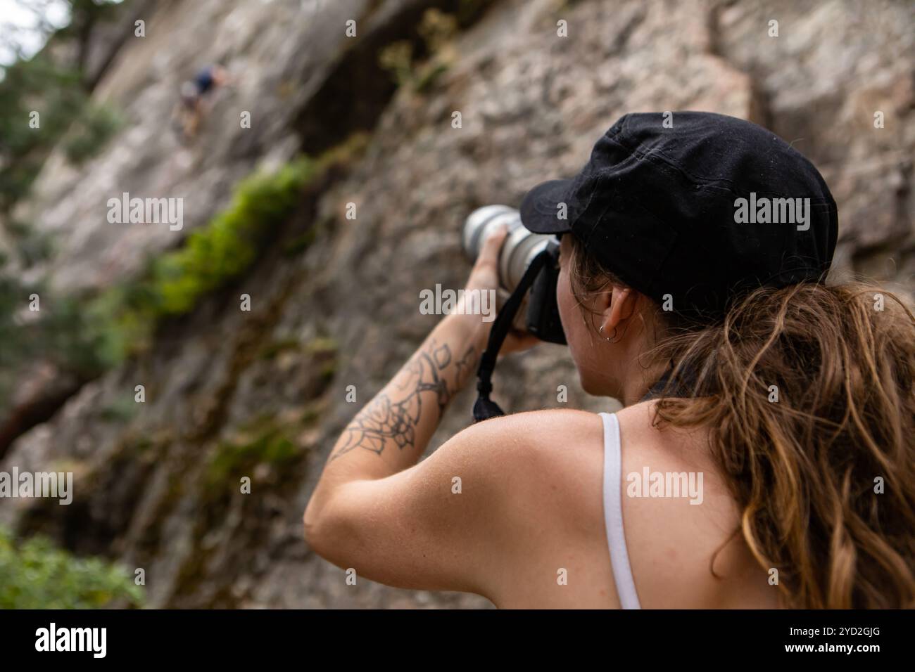 Il fotografo sportivo scatta un po' di rock climber Foto Stock