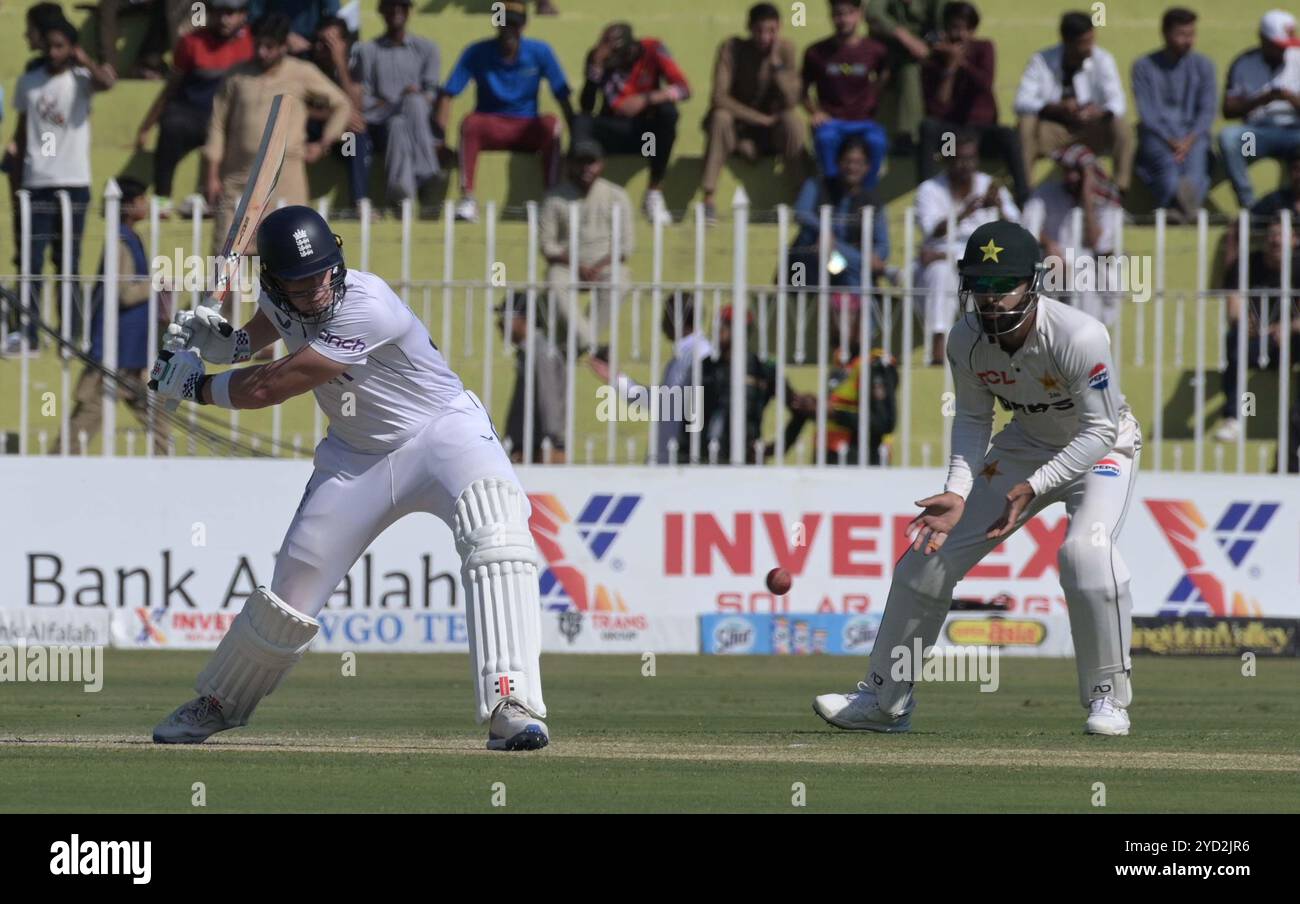 Rawalpindi, Pakistan. 24 ottobre 2024. Il giocatore inglese Jamie Smith in azione durante il primo giorno del secondo e ultimo test match di cricket tra Pakistan e Inghilterra Pindi Cricket Stadium a Rawalpindi (foto di Mercedes Menendez/Pacific Press) crediti: Pacific Press Media Production Corp./Alamy Live News Foto Stock