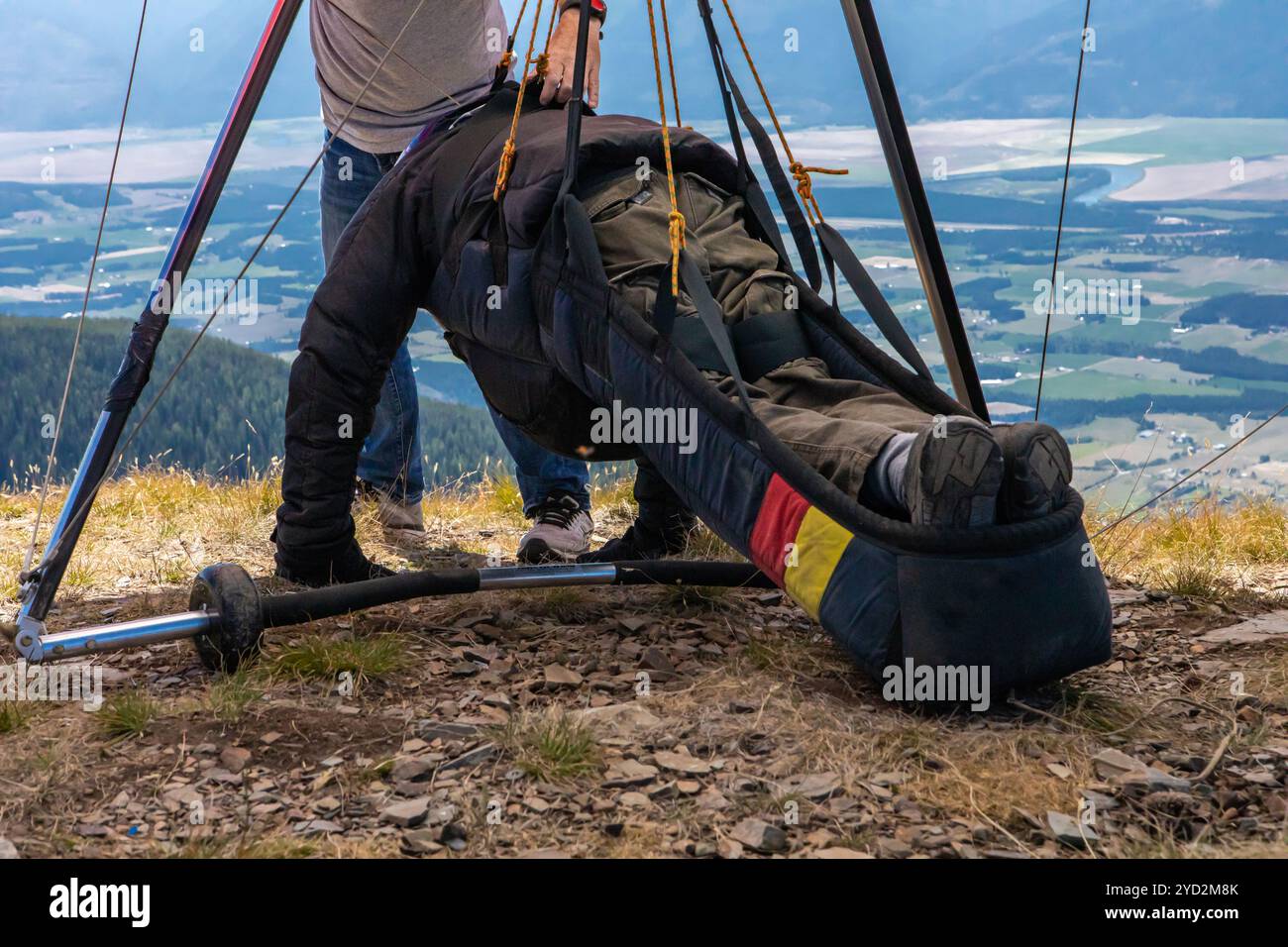 Parapendio in cima alla collina. Attrezzatura pilota per il controllo da parte dell'istruttore. Sport di avventura sportivo e competitivo di parapendio volanti Foto Stock