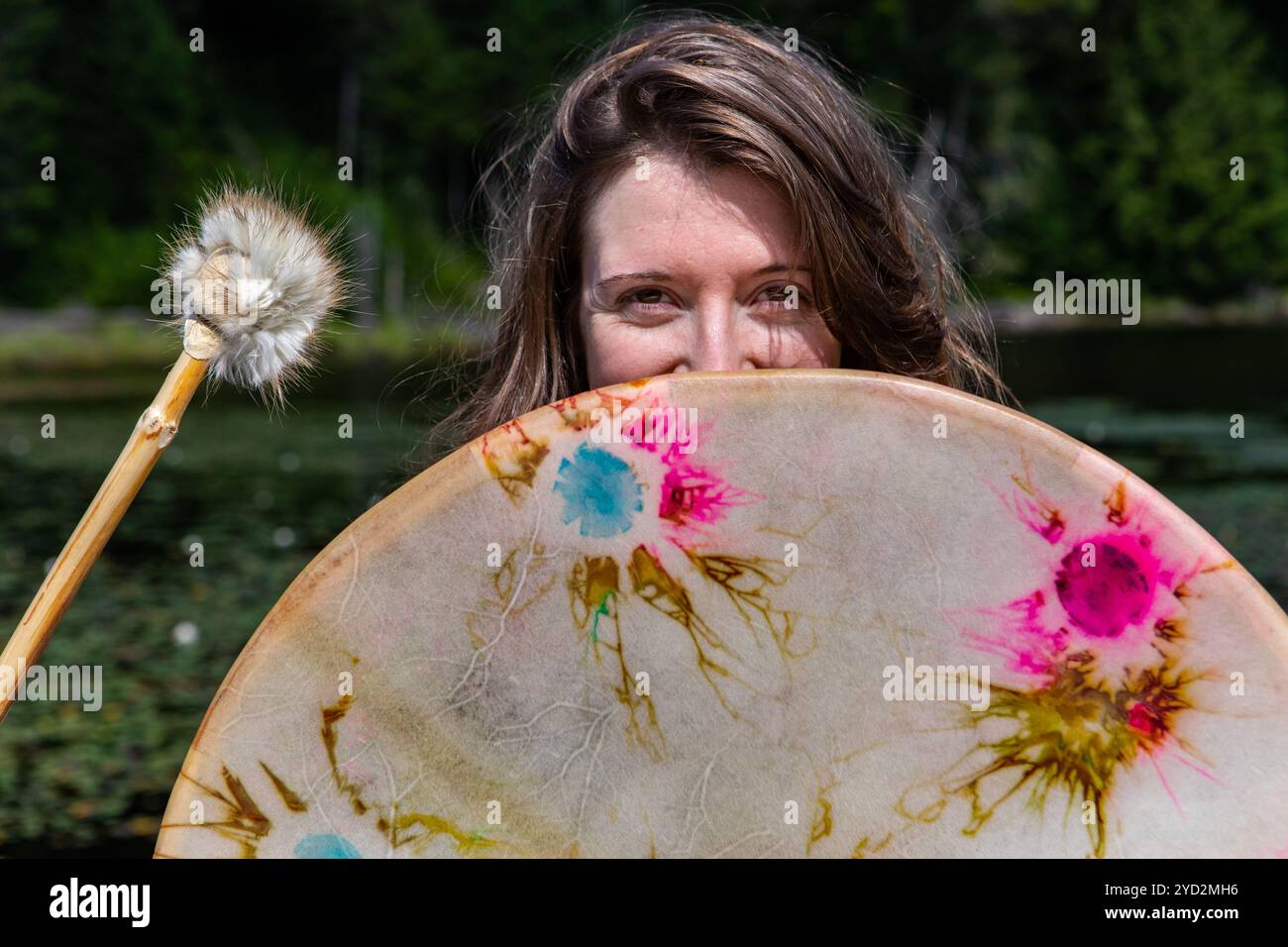 Faccia di copertura ragazza con tamburo e bastoncino di pelliccia Foto Stock