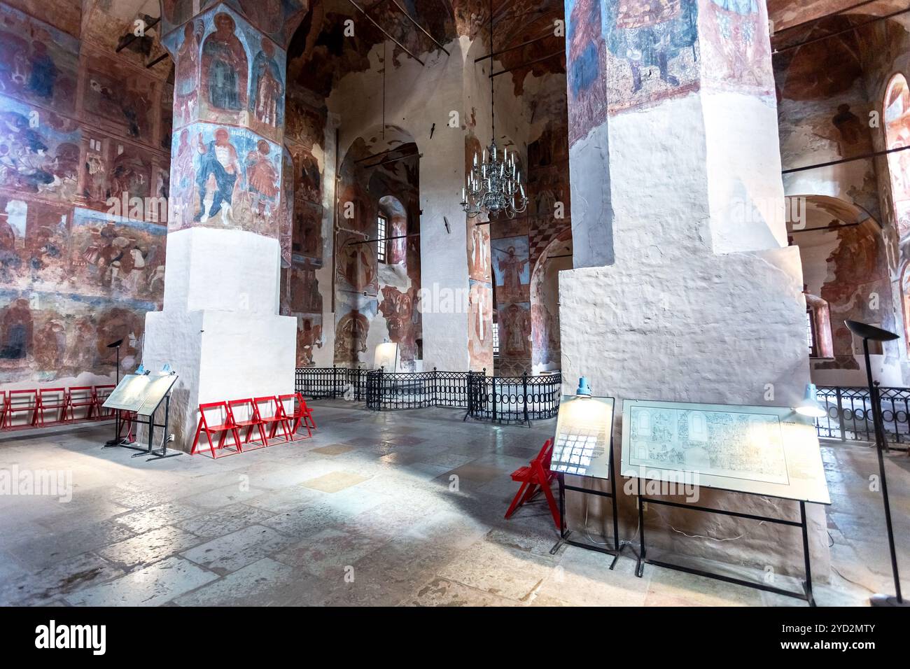 Antichi affreschi nella cattedrale di Znamensky Foto Stock