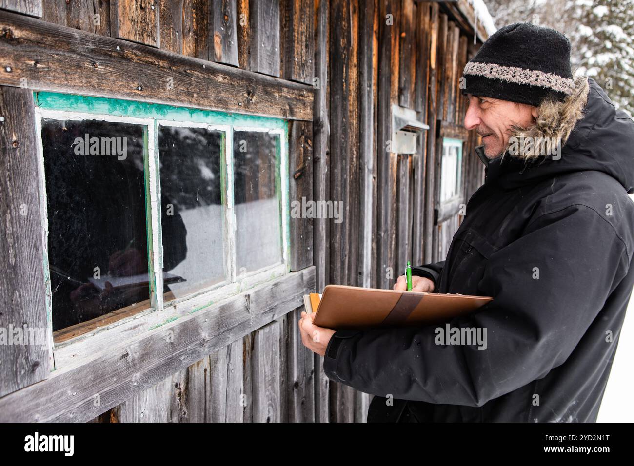 Un ispettore al lavoro all'aperto in Canada Foto Stock