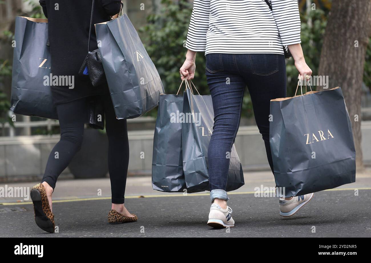 Foto del file datata 15/09/14, di acquirenti nel centro di Londra, dato che la fiducia dei consumatori è nuovamente diminuita a causa di un ulteriore peggioramento del sentimento riguardo al prossimo budget autunnale, secondo un sondaggio di lunga data. Data di pubblicazione: Venerdì 25 ottobre 2024. Foto Stock