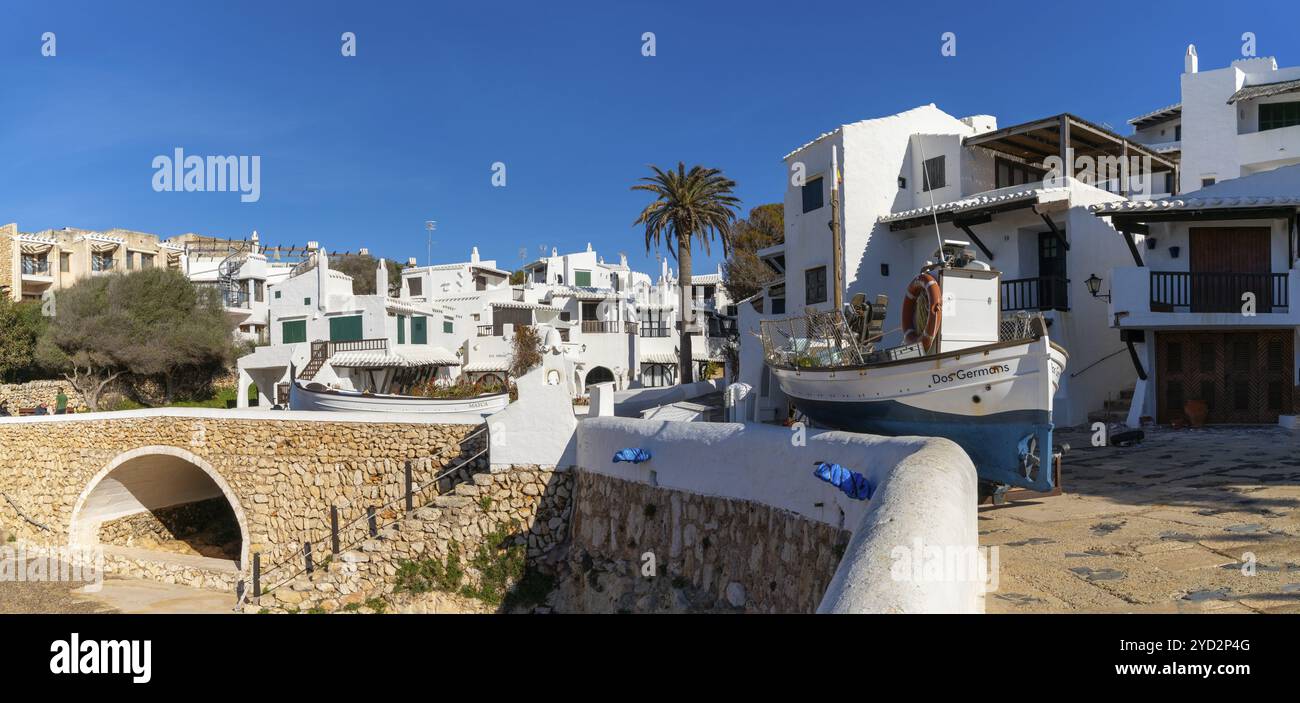 Binibeca Vell, Spagna, 24 gennaio 2024: Veduta dell'idilliaco villaggio di Binibeca Vell a Minorca, Europa Foto Stock
