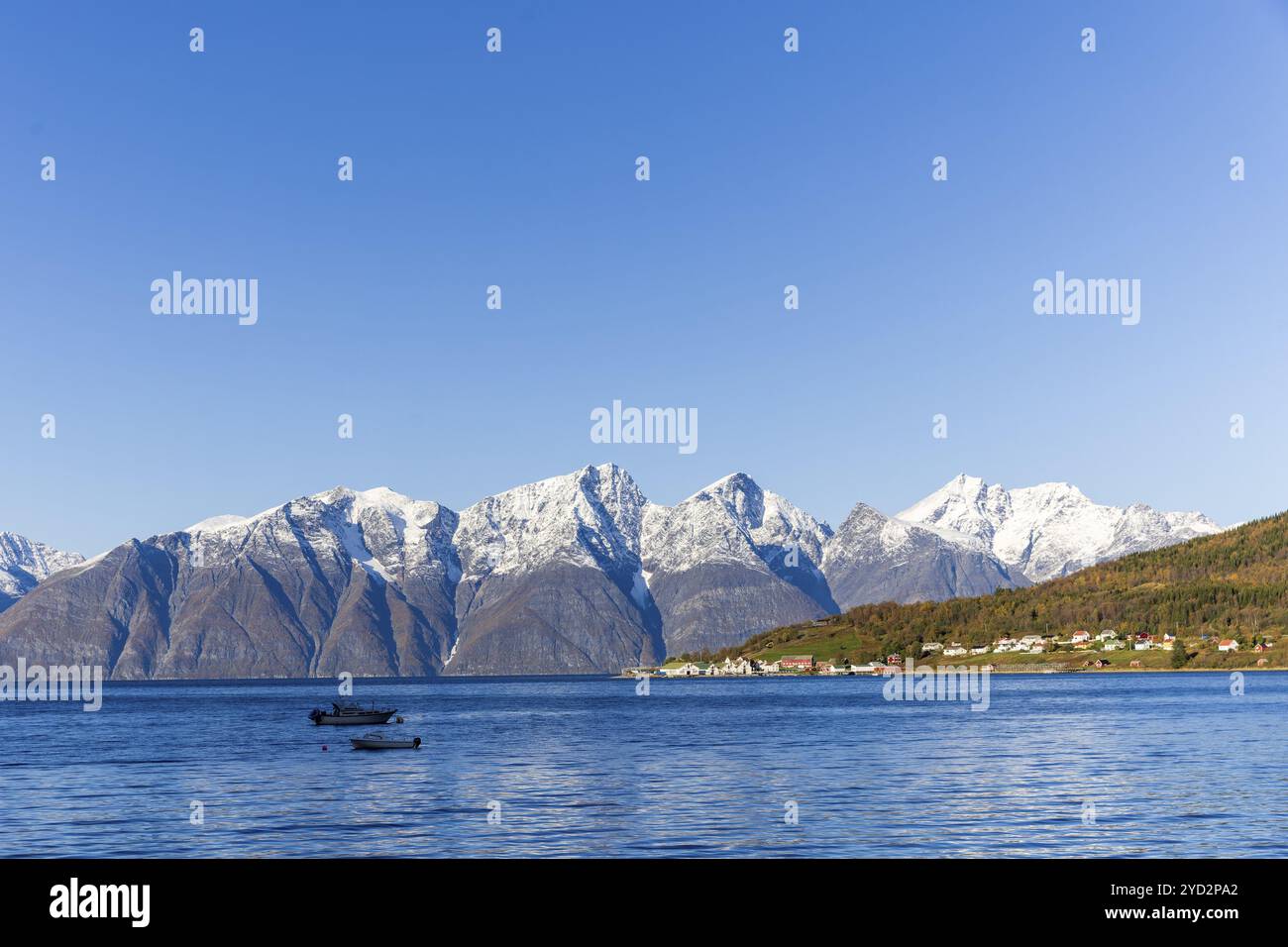 Montagne innevate al fiordo di Lyngen, settembre 2024, Norvegia, Europa Foto Stock