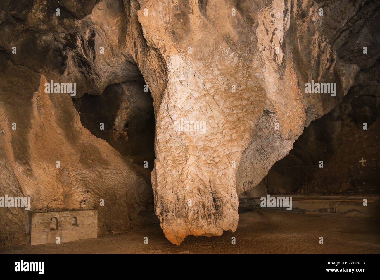 Spettacolare formazione calcarea in una grotta dalle consistenze forti, Chiesa di Maria la Fontana della vita, Zoodochos Pigi, Chiesa rupestre, Kefalari, Argolis, pelo Foto Stock