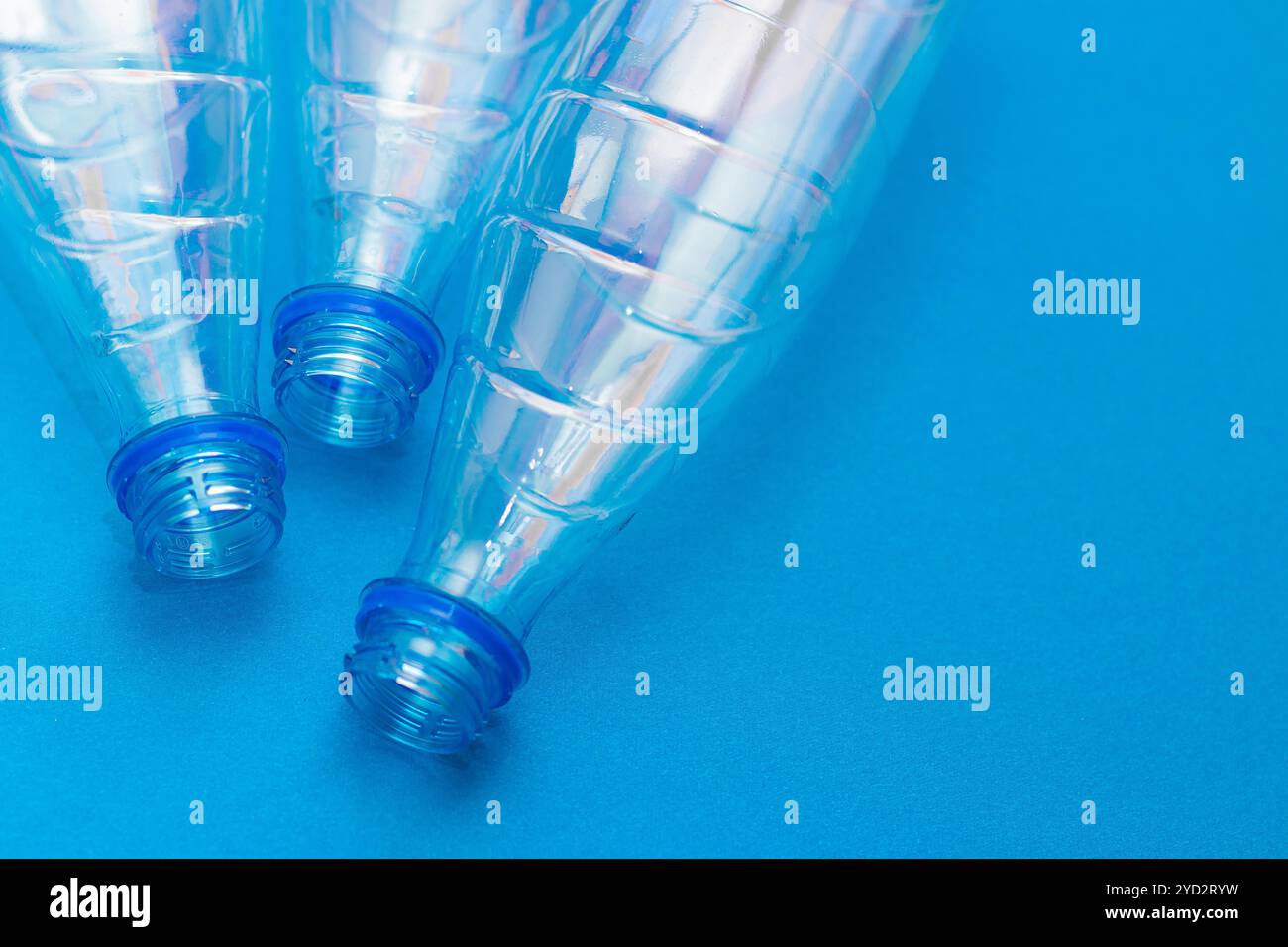 Flacone di plastica su sfondo blu. Proteggere l'ambiente. Materie prime secondarie. Elaborazione dei rifiuti. Preservare la natura. Foto Stock