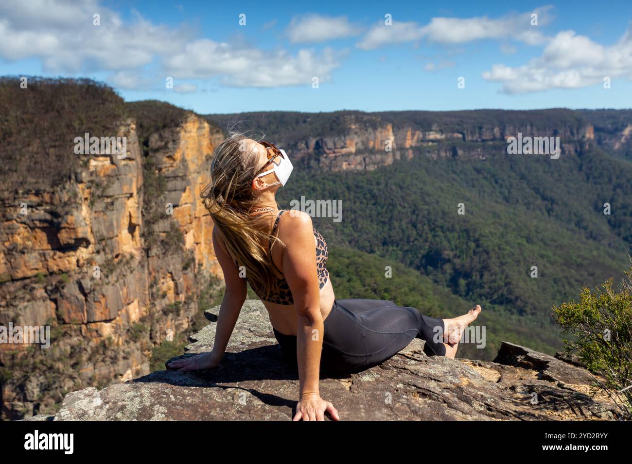 Escursionista che si crogiola al sole durante la pandemia di coronavirus Foto Stock