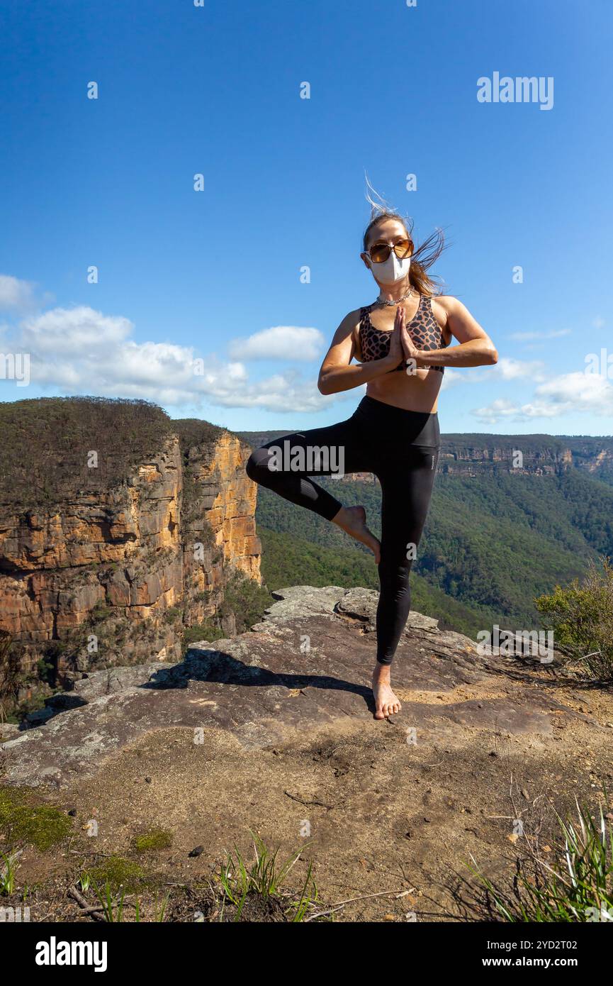 Esercizio in natura in mezzo alla pandemia di coronavirus COVID-19 Foto Stock