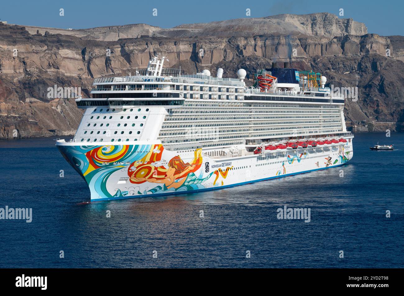 Thira, Grecia - 20 luglio 2024: Nave da crociera Norwegian Getaway alle scogliere della Caldera a Fira, porto crocieristico Skala, porto vecchio di Thira Santorini. Foto Stock