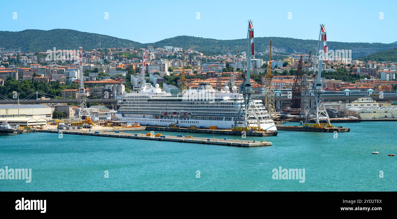 Trieste, Italia - 29 luglio 2024: Nave da crociera Viking Vela in costruzione nel cantiere di Trieste. Foto Stock