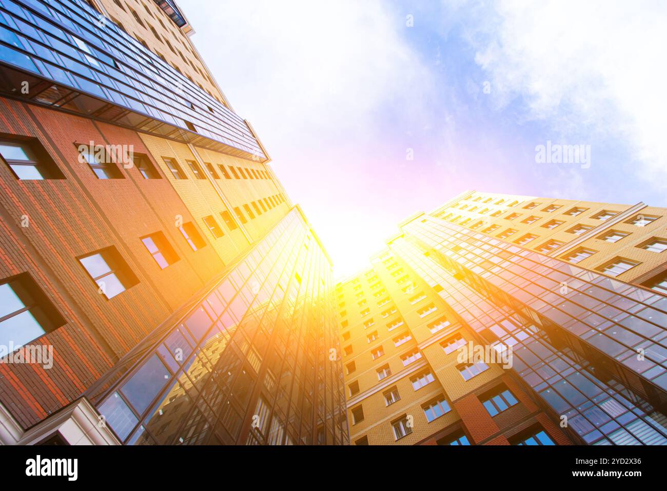 Finestre di un alto edificio residenziale a piu' piani. Edificio residenziale. Cielo blu. Posizionare sotto il testo. Struttura. Un articolo su housi Foto Stock