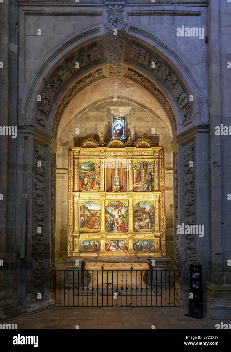 Astorga, Spagna, 12 aprile 2024: Veduta della Cappella dell'altare spagnolo-fiammingo nella Cattedrale di Santa Maria ad Astorga, Europa Foto Stock