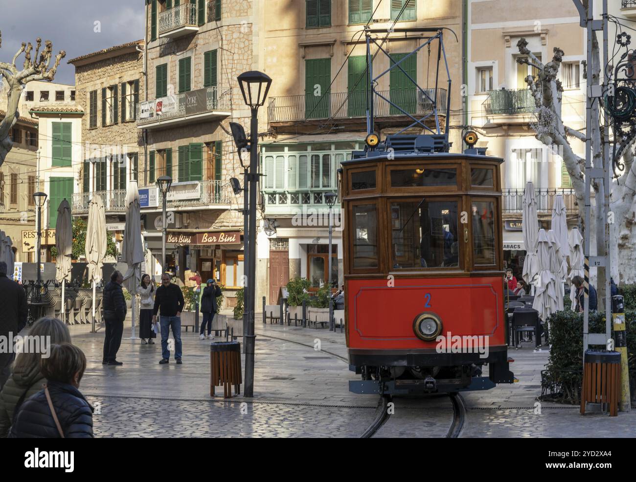 Soller, Spagna, 31 gennaio, 2024: Vista dello storico tram Soller nel centro storico della città di montagna nel nord di Maiorca, in Europa Foto Stock