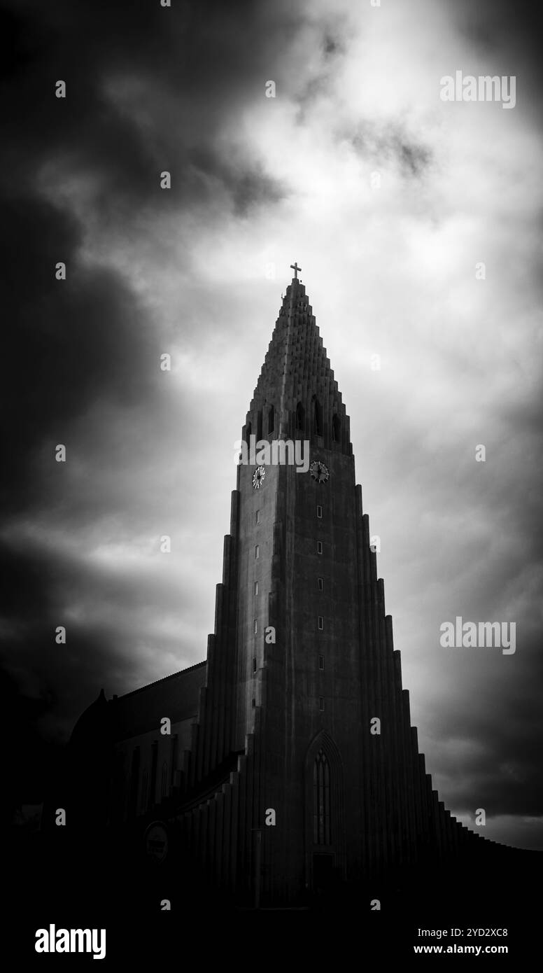 Immagine serale drammatica della cattedrale di Hallgrimskirkja a Reykjavik, Islanda, Una chiesa parrocchiale luterana, Europa Foto Stock