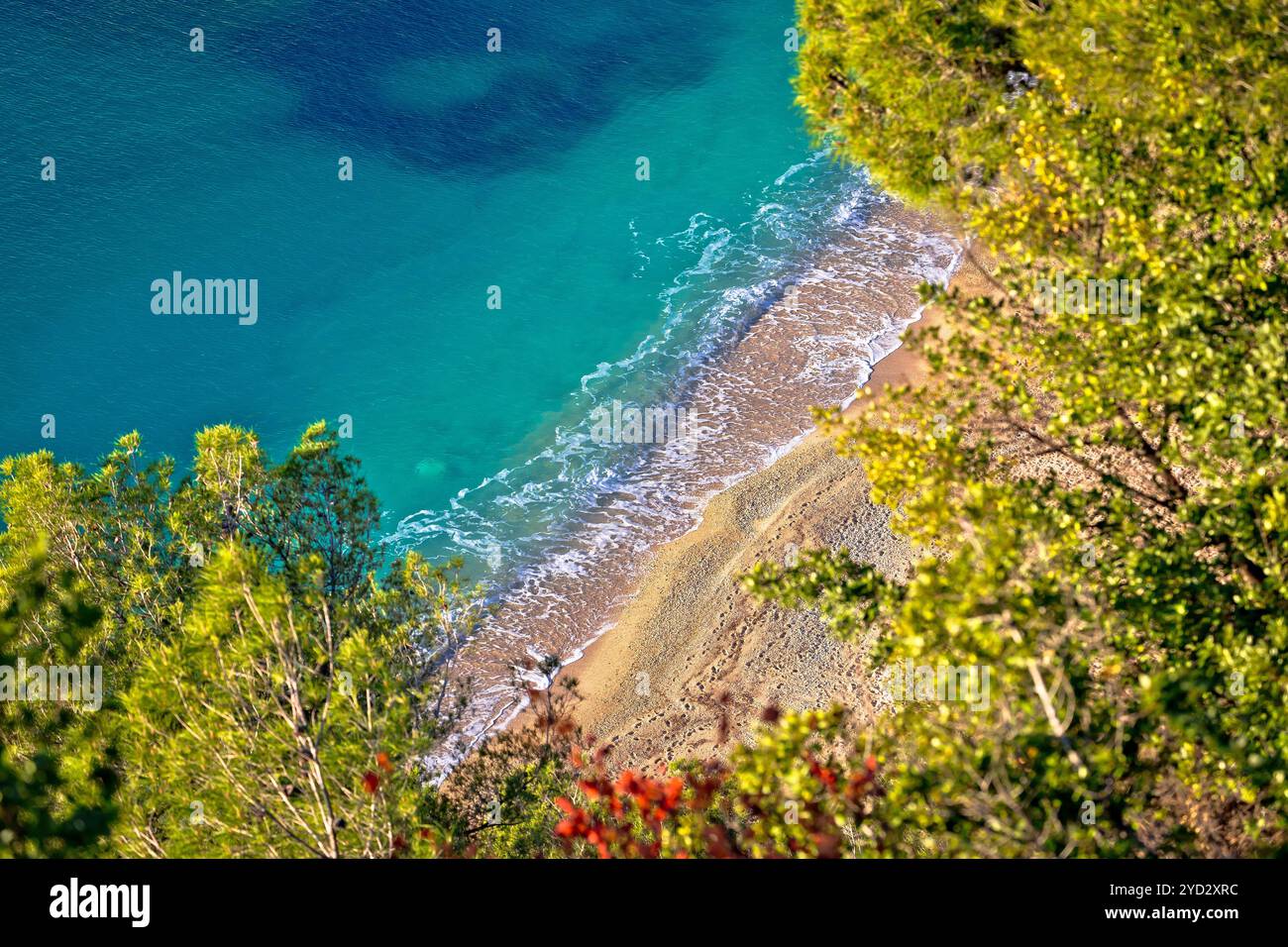 riviera francese. Idilliaca spiaggia nascosta della Costa Azzurra con vista aerea sugli alberi di pino Foto Stock