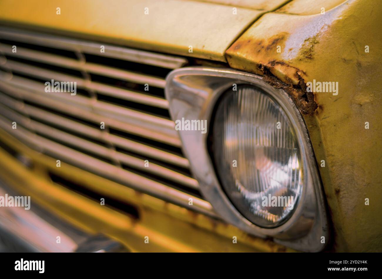 Foto retrò Di Un'auto d'epoca degli anni Settanta danneggiata Foto Stock