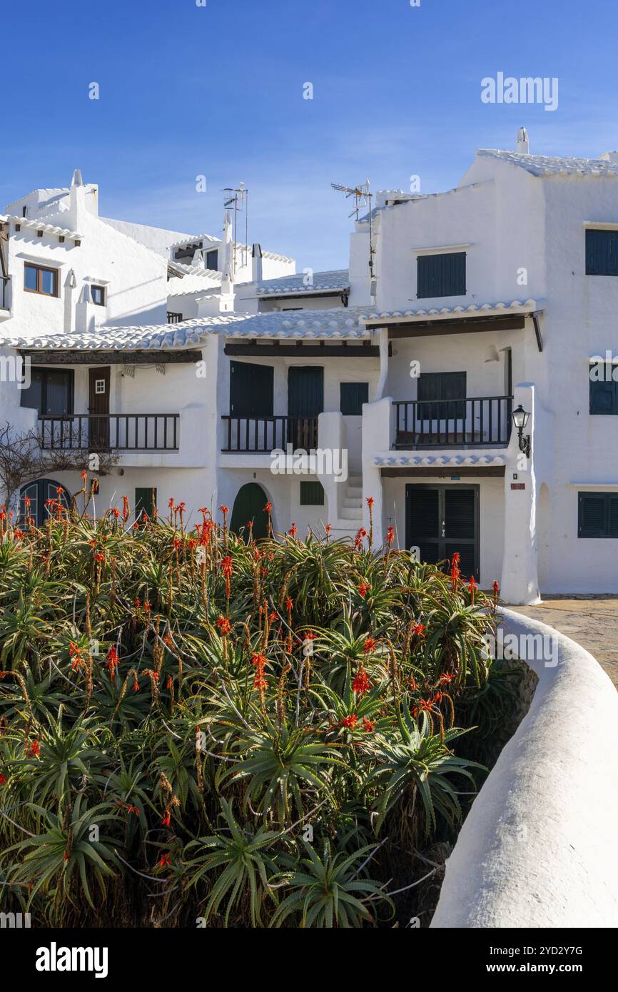 Binibeca Vell, Spagna, 24 gennaio 2024: Tipici edifici imbiancati nel pittoresco villaggio di Binibeca Vell a Minorca, Europa Foto Stock
