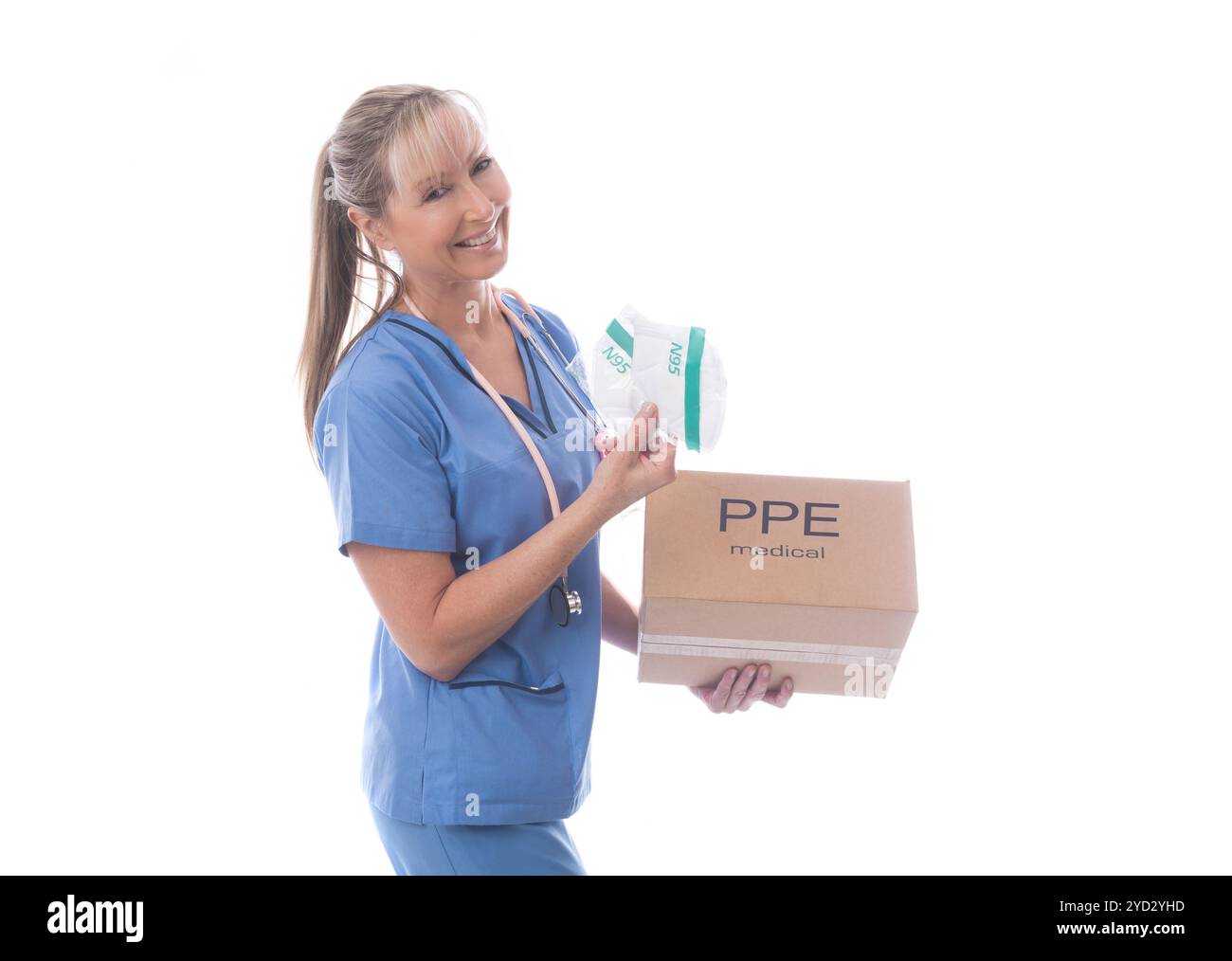 Infermiera amichevole felice di ricevere maschera medica N95 durante pandemia epidemia CORONAVIRUS Foto Stock