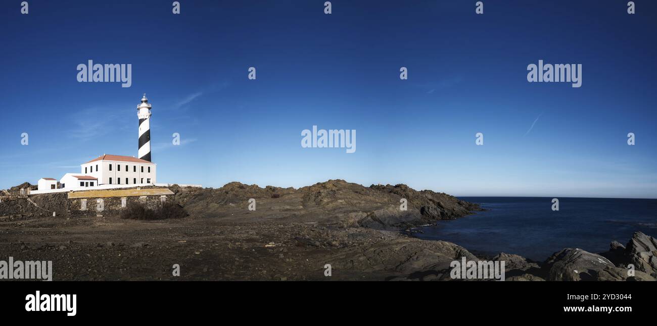 Un paesaggio panoramico del Favaritx Lighthouse sulla costa occidentale di Minorca Foto Stock