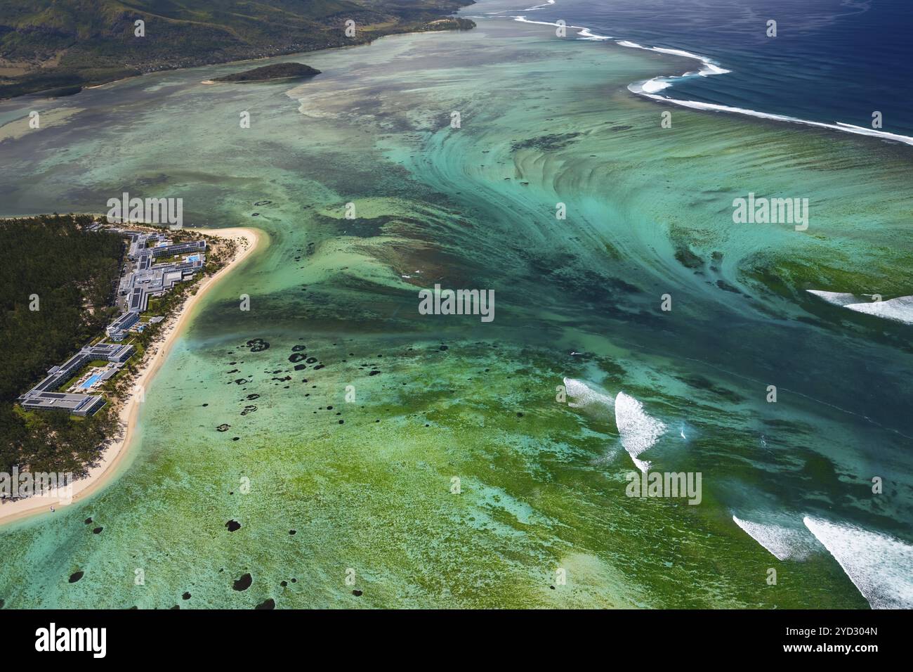 Cascata subacquea, illusione ottica, fenomeno naturale, vista aerea, barriera corallina, barriera corallina, barriera corallina, le Morne Brabant, costa meridionale, Oceano Indiano Foto Stock