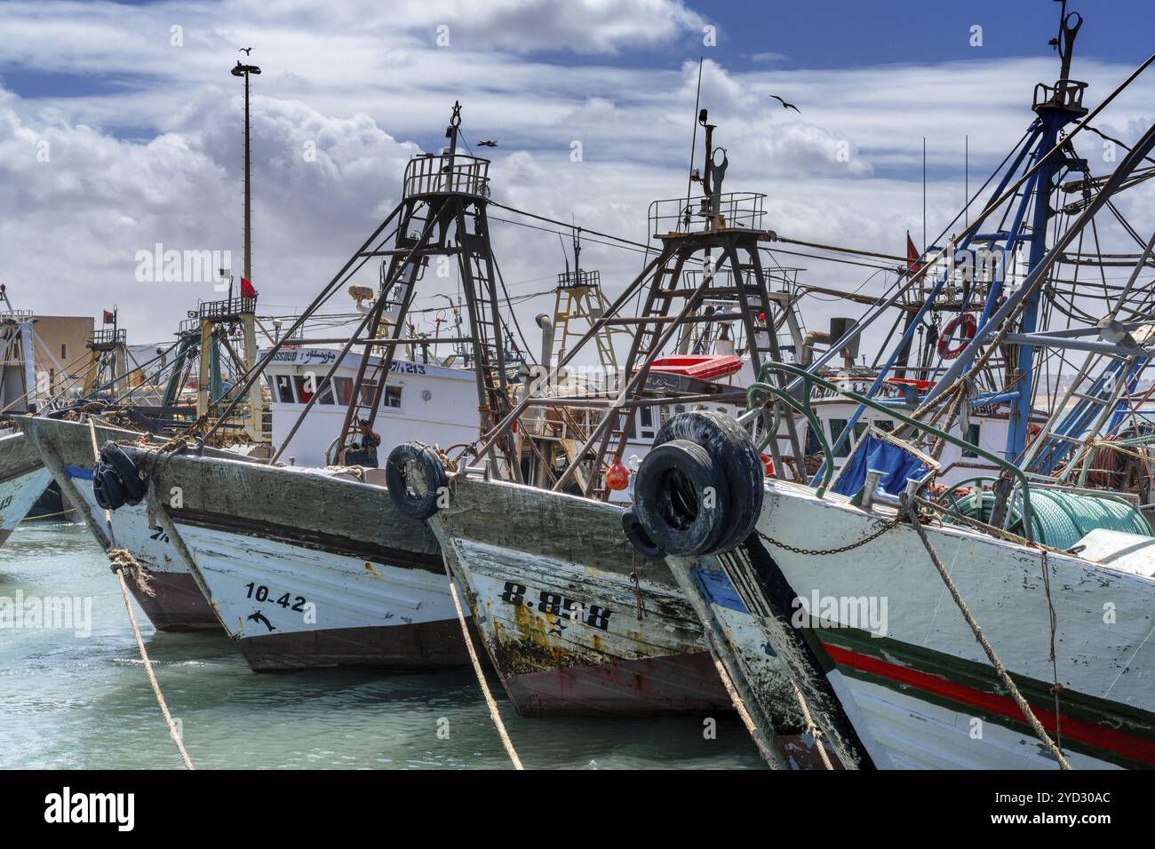 Essaouira, Marocco, 26 marzo 2024: Pescherecci da traino e barche nel porto di Essaouira, Africa Foto Stock