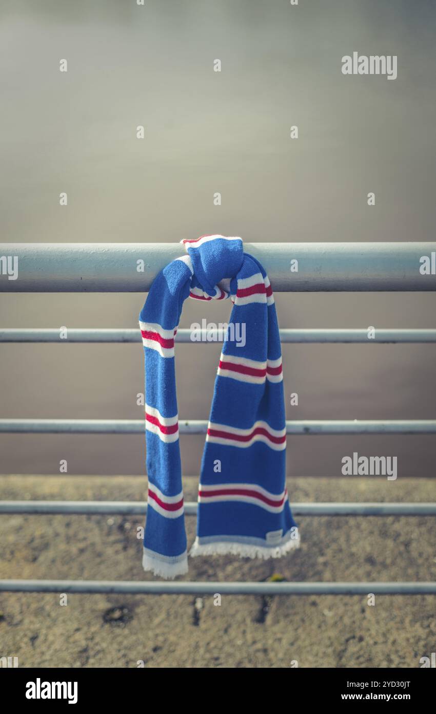 GLASGOW, REGNO UNITO? 11 MARZO, Una sciarpa dei Rangers Football Club è legata a Un Railing in Un giorno della partita Foto Stock