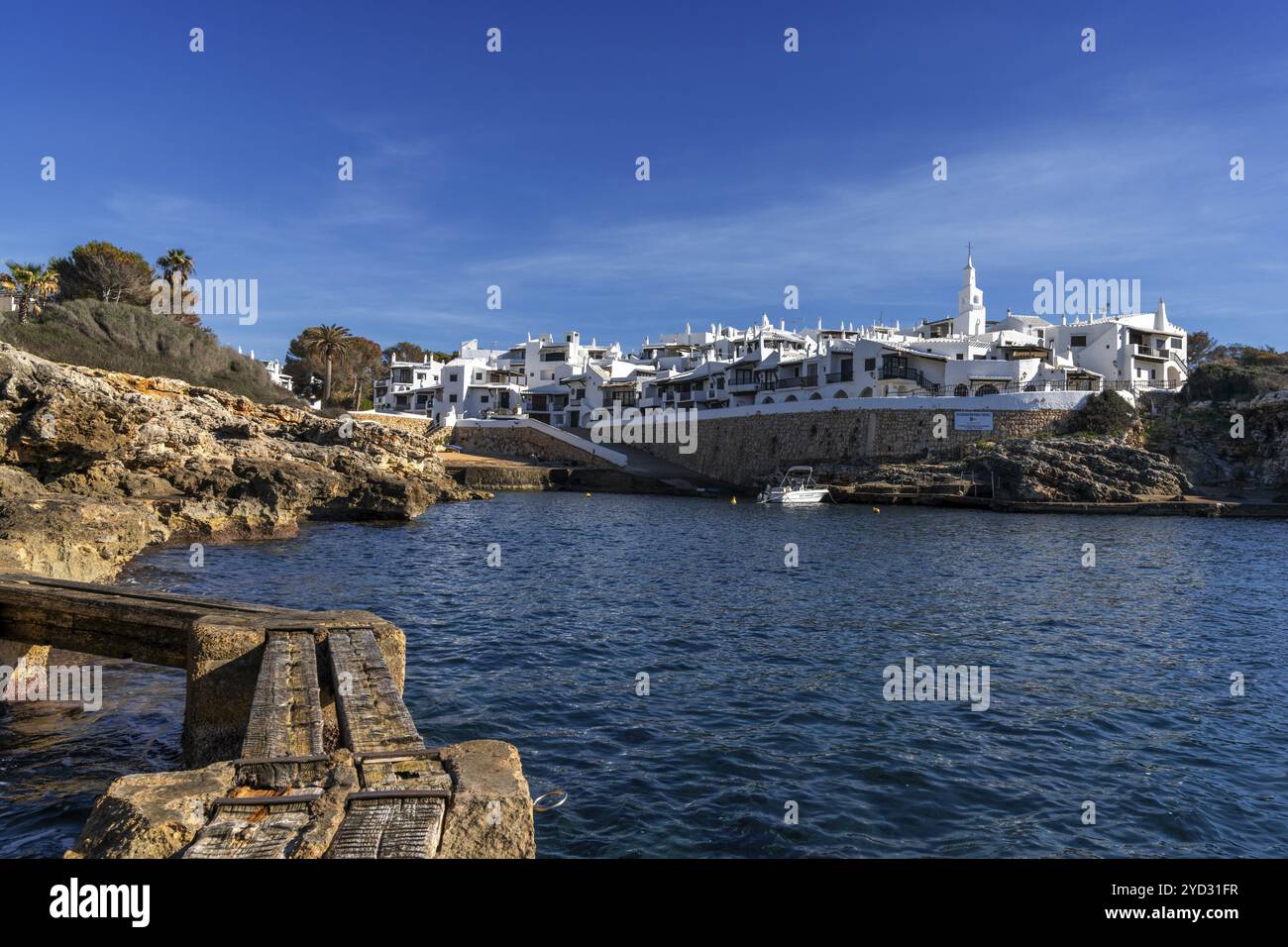 Binibeca Vell, Spagna, 24 gennaio 2024: Baia idilliaca e il villaggio imbiancato di Binibeca Vell a Minorca, Europa Foto Stock