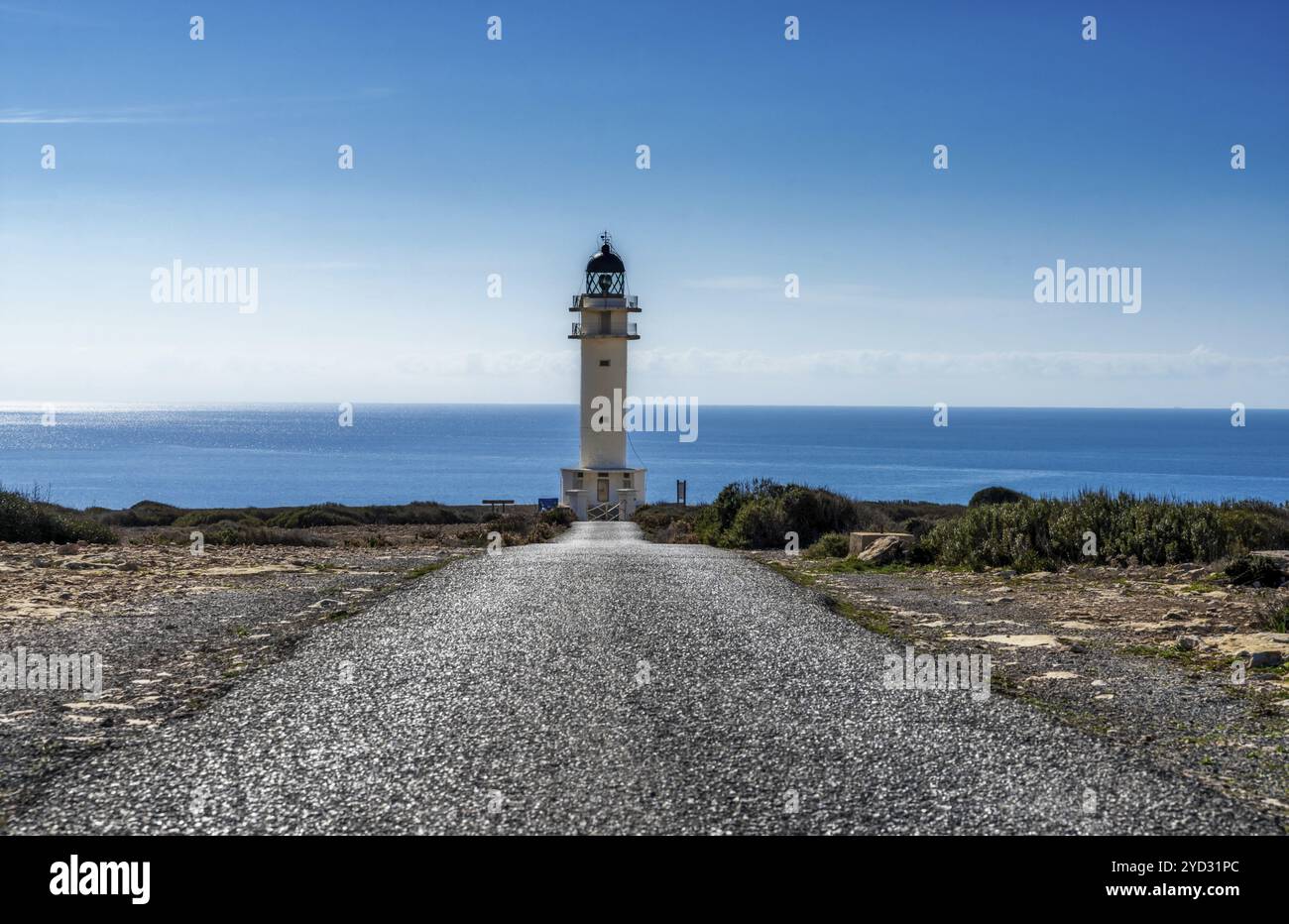 Una lunga strada di campagna conduce al faro di Cap de Barbaria sull'isola di Formentera Foto Stock